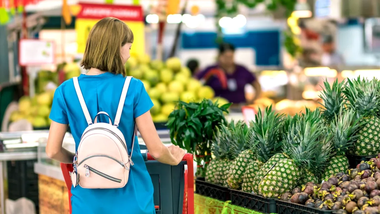 Market rafında tatlı malzemeleri